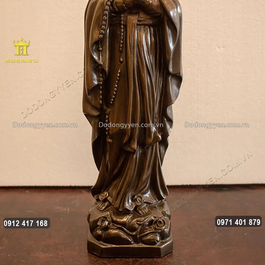 Đức mẹ đứng trên bục đất, phía trên là những bông hồng khoe sắc